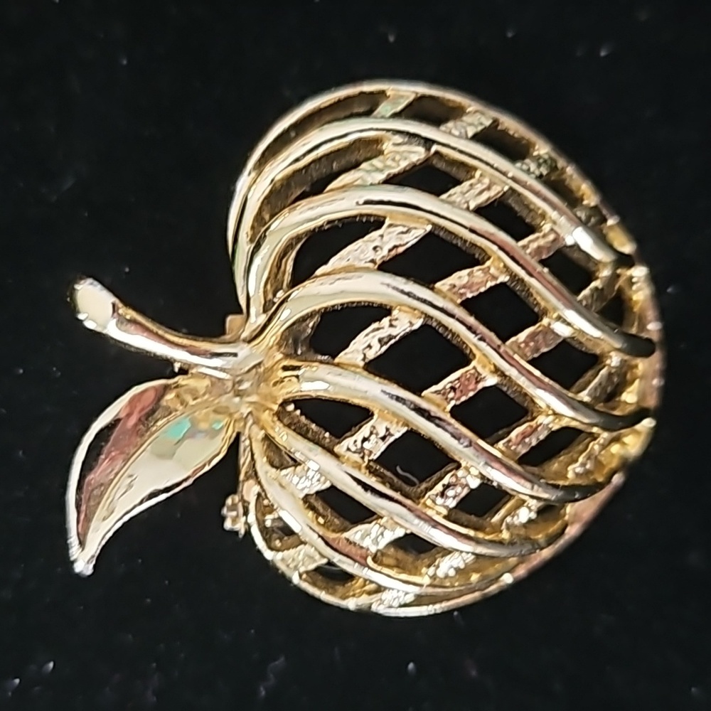 Apple goldtone Gerry's brooch